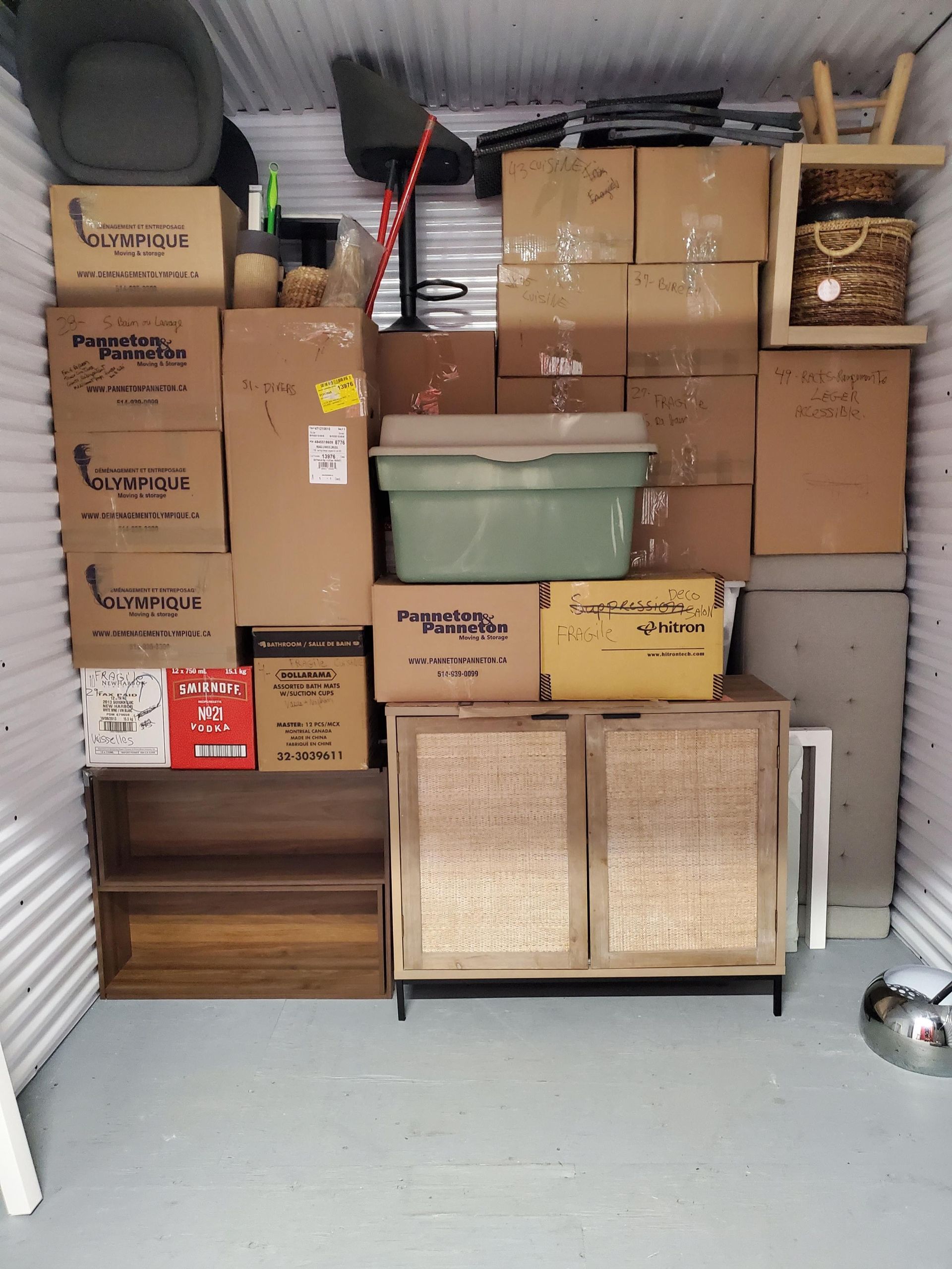 Une pièce remplie de nombreuses boîtes, dont une sur laquelle est écrit alligator