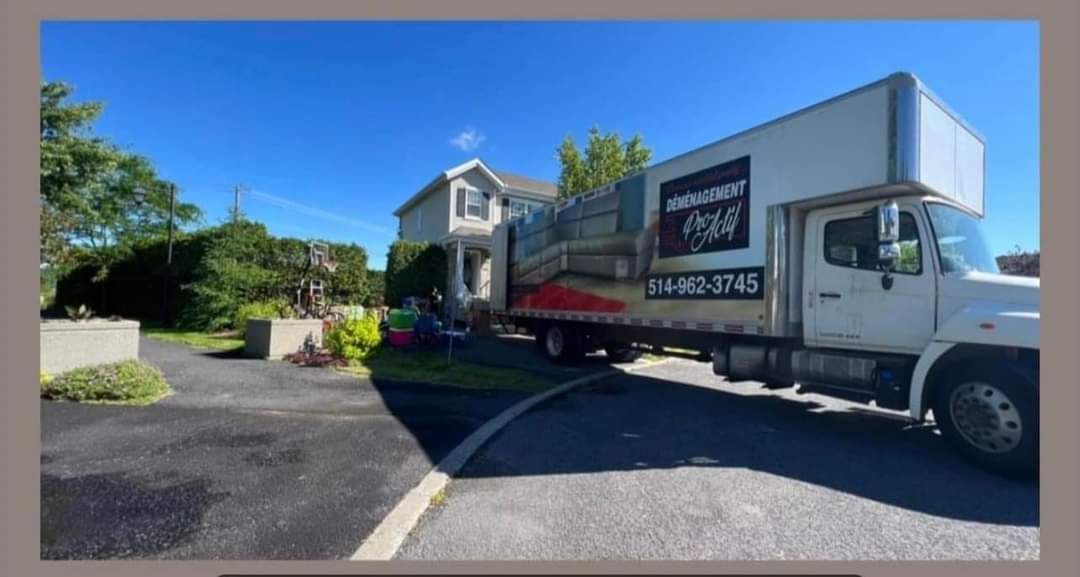 Un camion de déménagement est garé devant une maison.