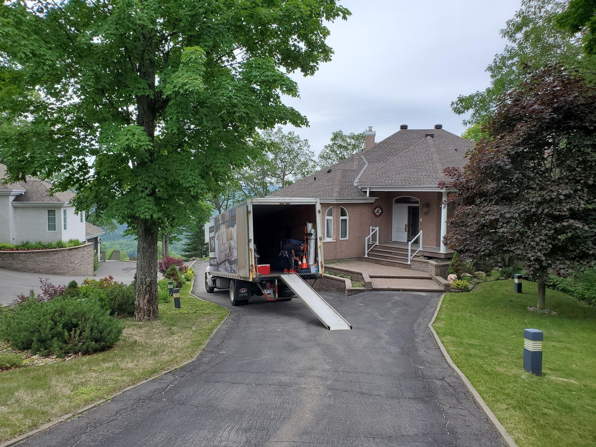 Un camion de déménagement est garé devant une maison.