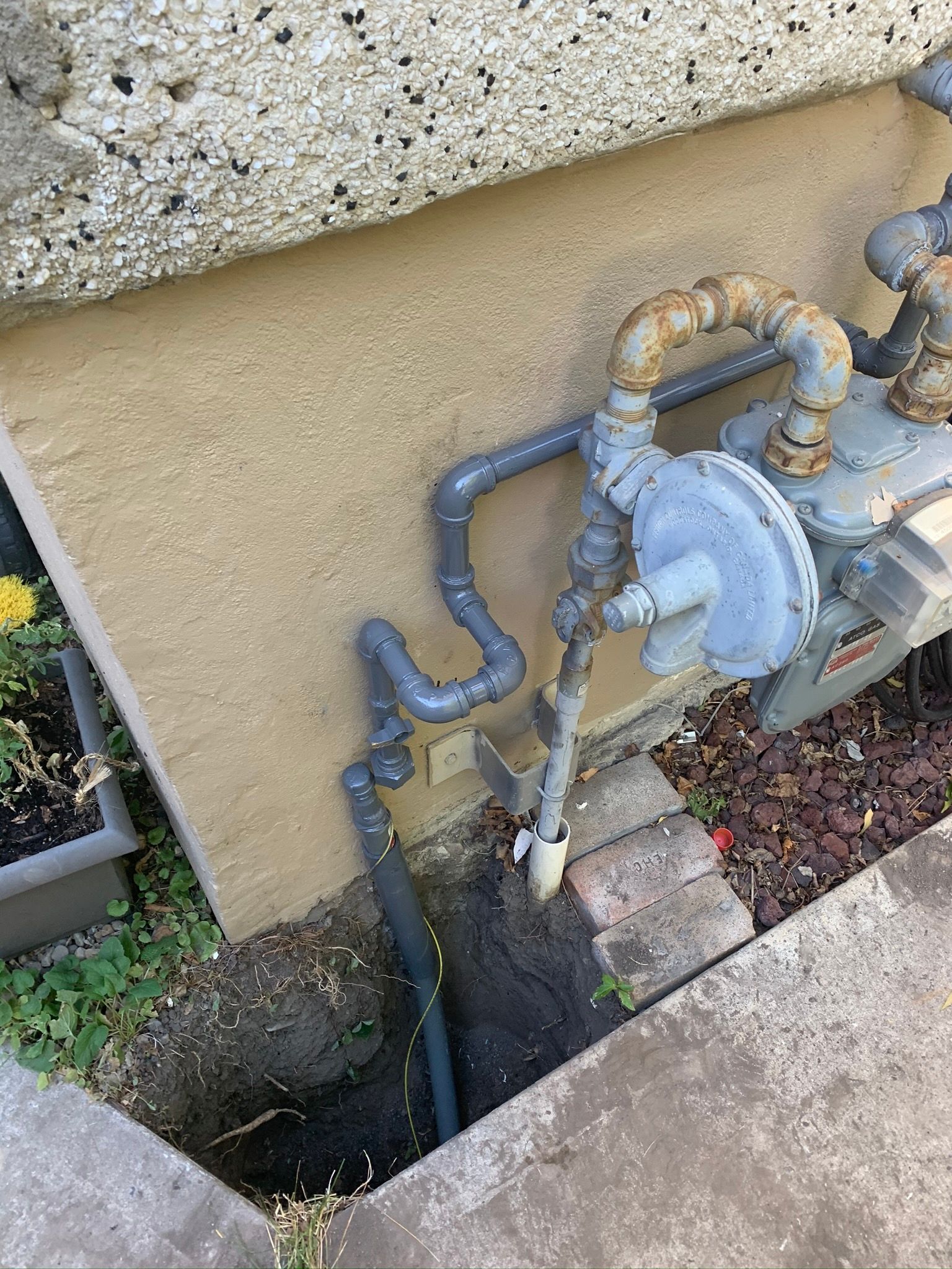 A close up of a gas meter on the side of a building.
