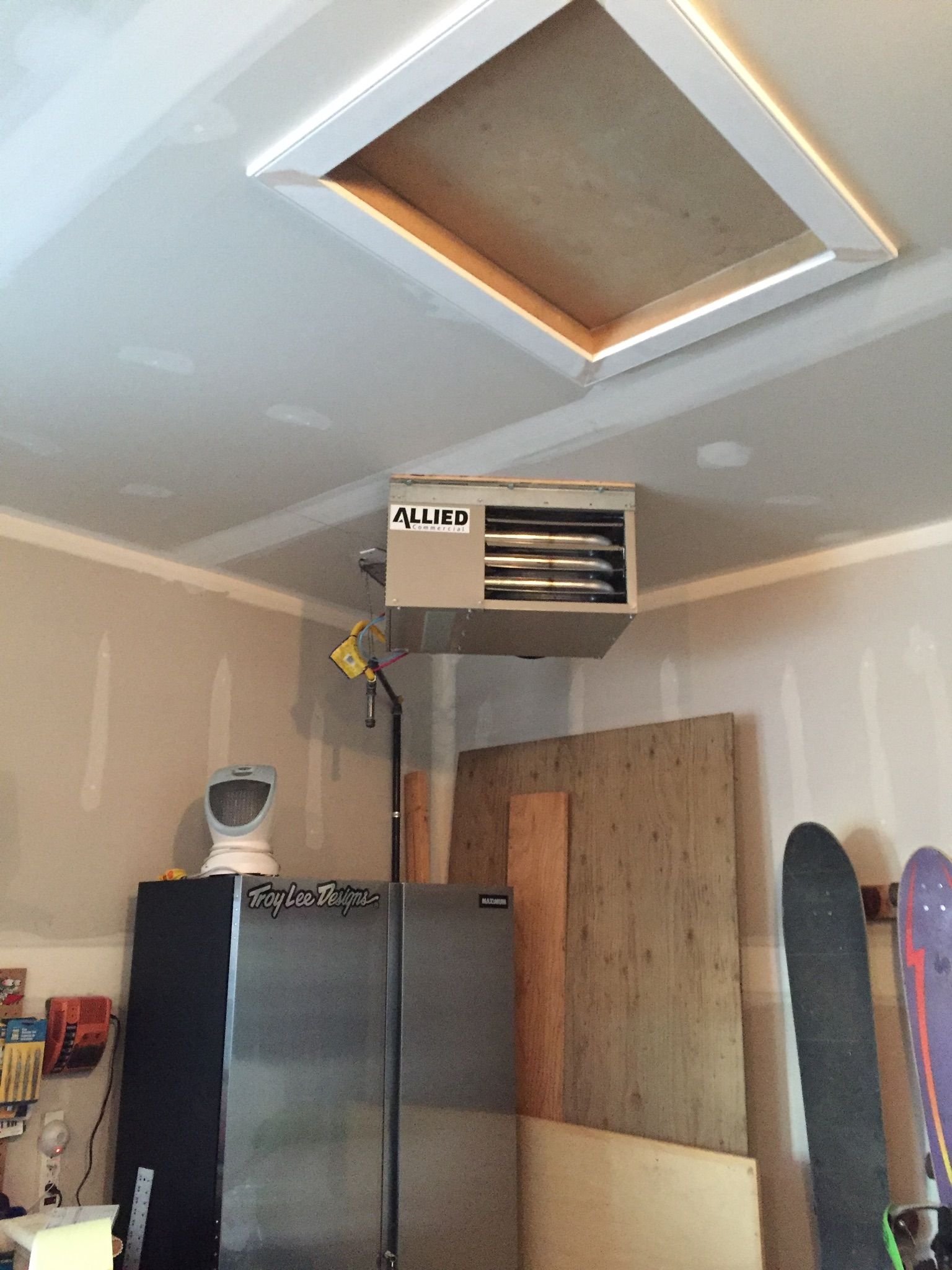 A ceiling fan is hanging from the ceiling of a garage.