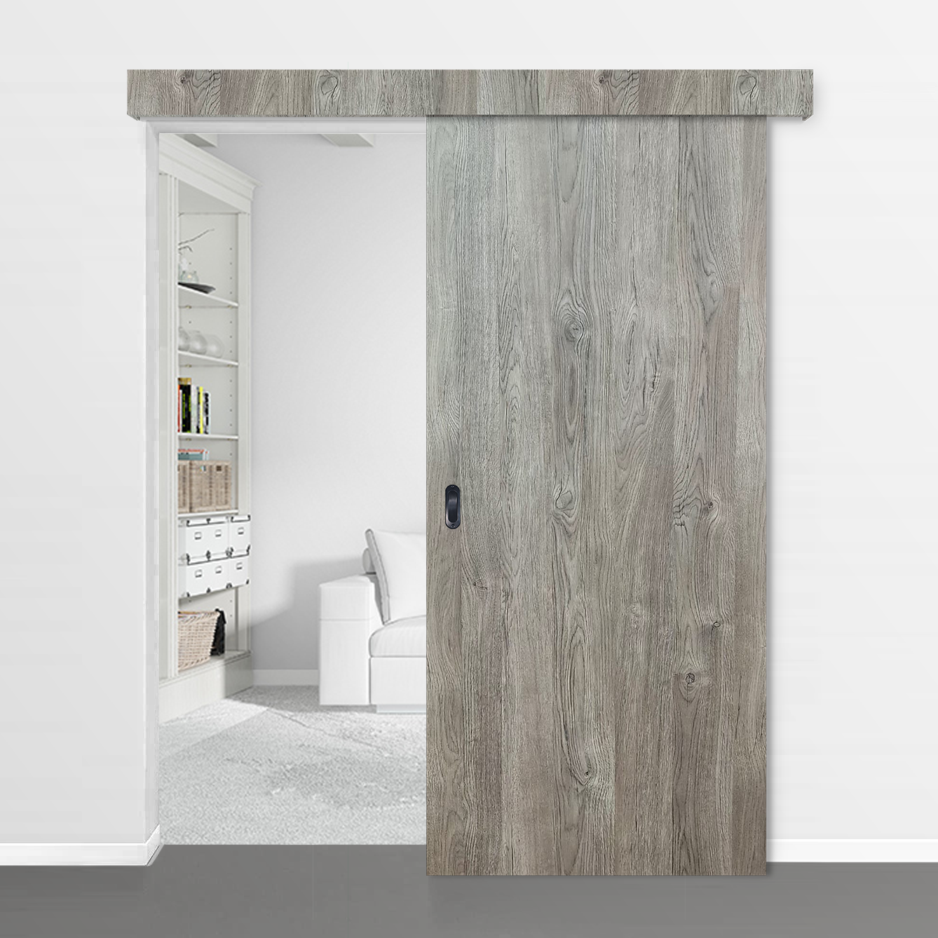 Puerta corrediza gris con veta de madera. Entrada que da a un interior blanco con muebles y estanterías blancos.