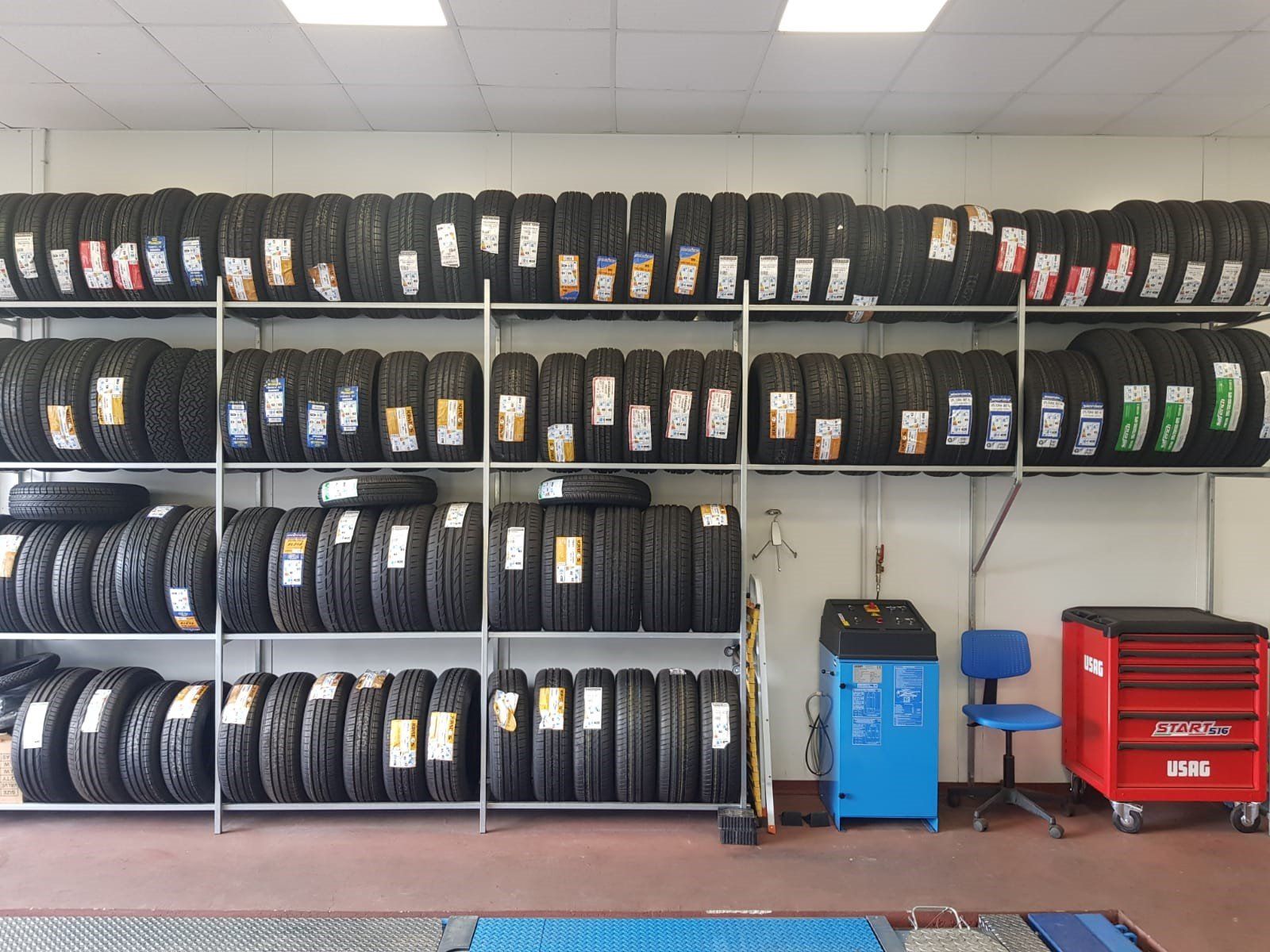 Scaffali con pneumatici