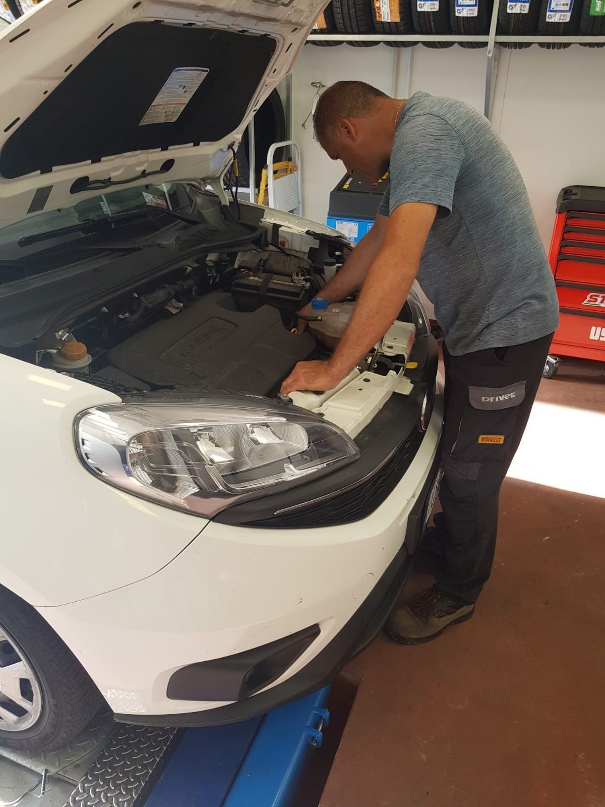 Auto con cofano aperto