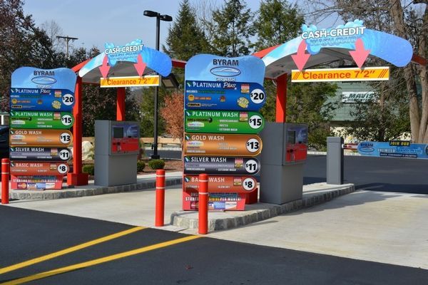 A car wash with a sign that says cash credit