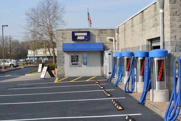 A car wash with a sign that says washing area