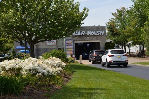 A car wash with cars parked in front of it.