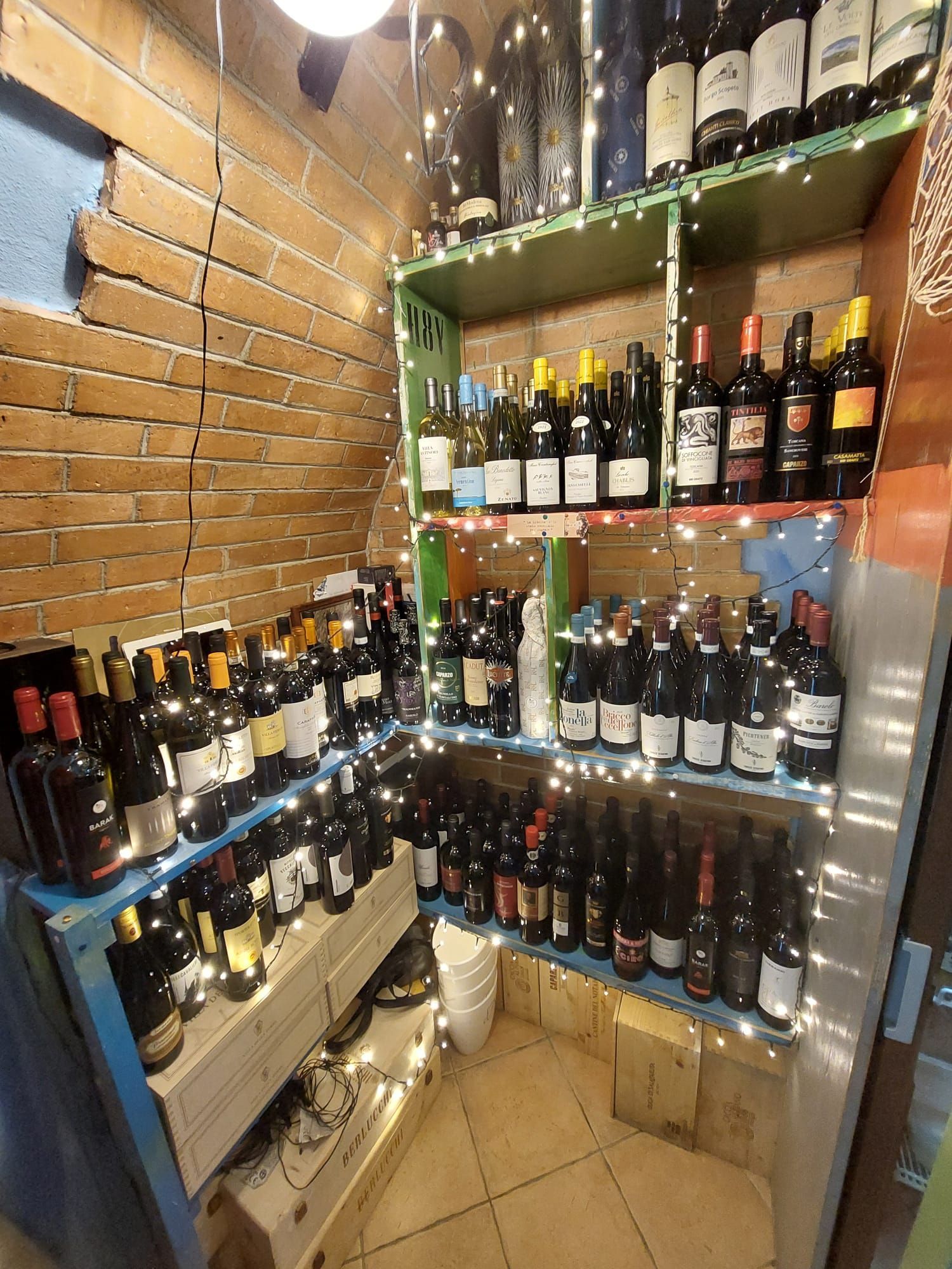 Una cantina piena di bottiglie di vino sugli scaffali.