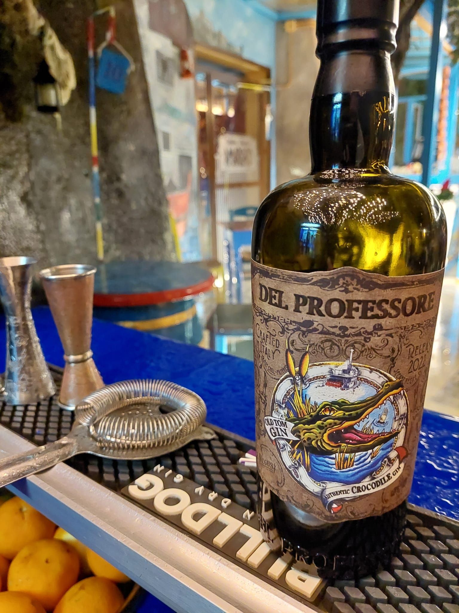 Una bottiglia di Del Professor è appoggiata su un bancone.