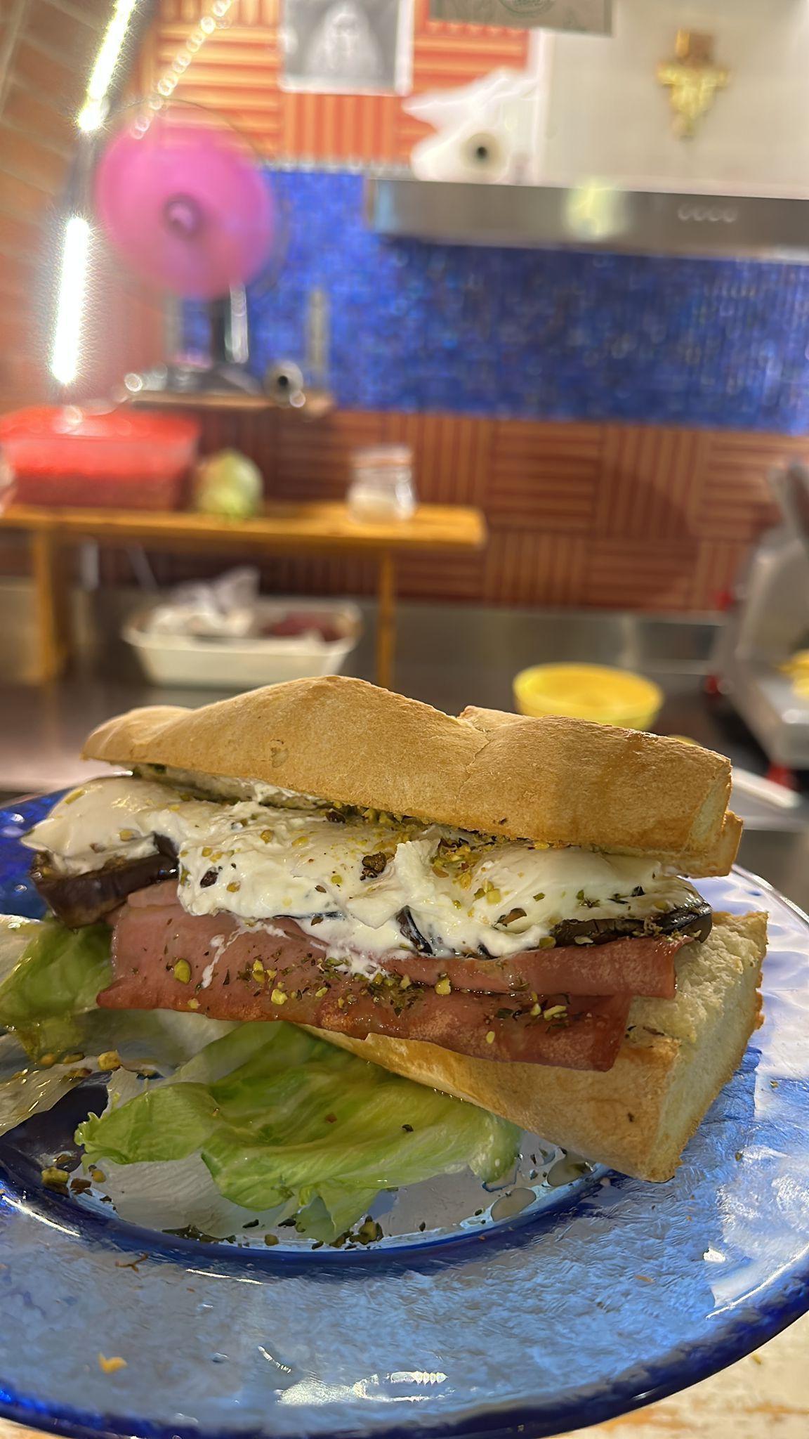 Un primo piano di un panino su un piatto in cucina.