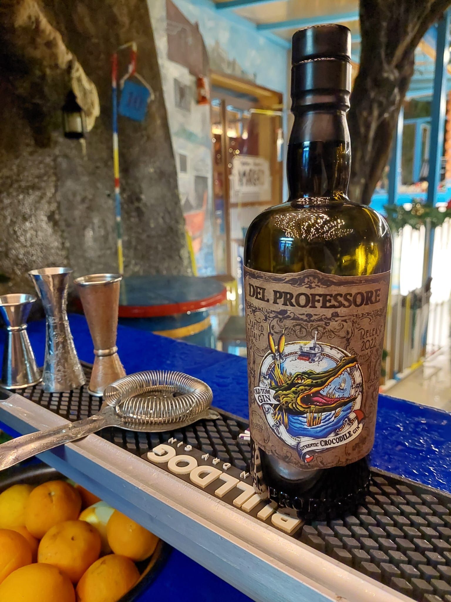 Una bottiglia di alcol è appoggiata su un tappetino da bar.