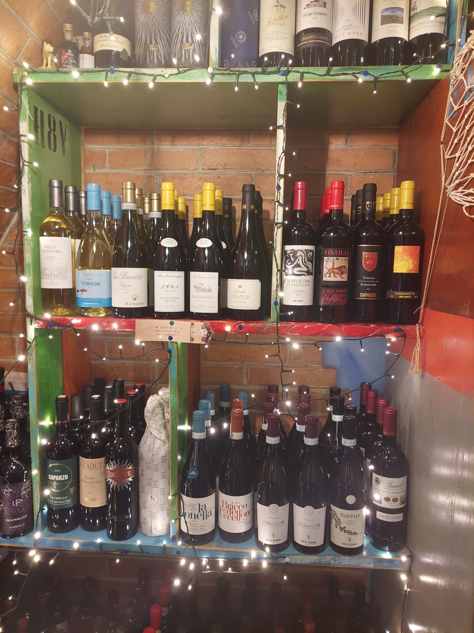 Uno scaffale pieno di bottiglie di vino e un cartello con la scritta Harry