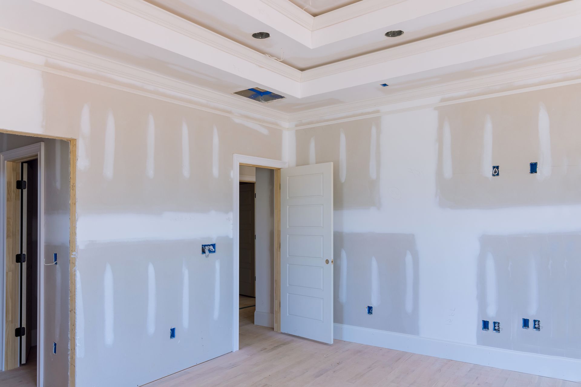 Laid plastering gypsum on the walls and ceiling of a newly built house