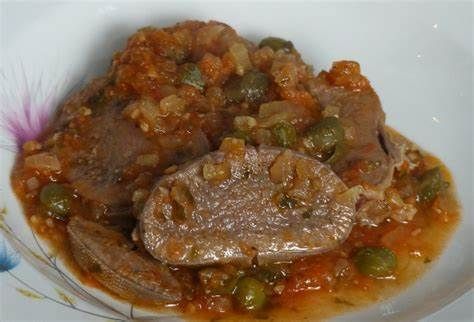Un primer plano de un plato de comida con carne y verduras.