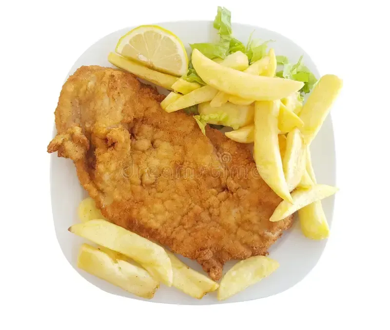 Un plato de pollo frito y papas fritas en una mesa de madera.