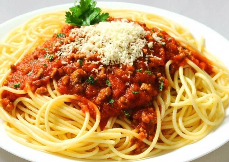 Un plato blanco cubierto con pollo a la parrilla y verduras.