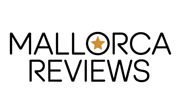 Un logotipo para mallorca reviews con una estrella en el medio.