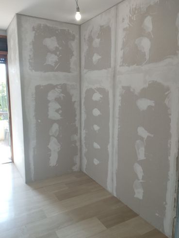 Una stanza con molte pareti in cartongesso e una luce sul soffitto.