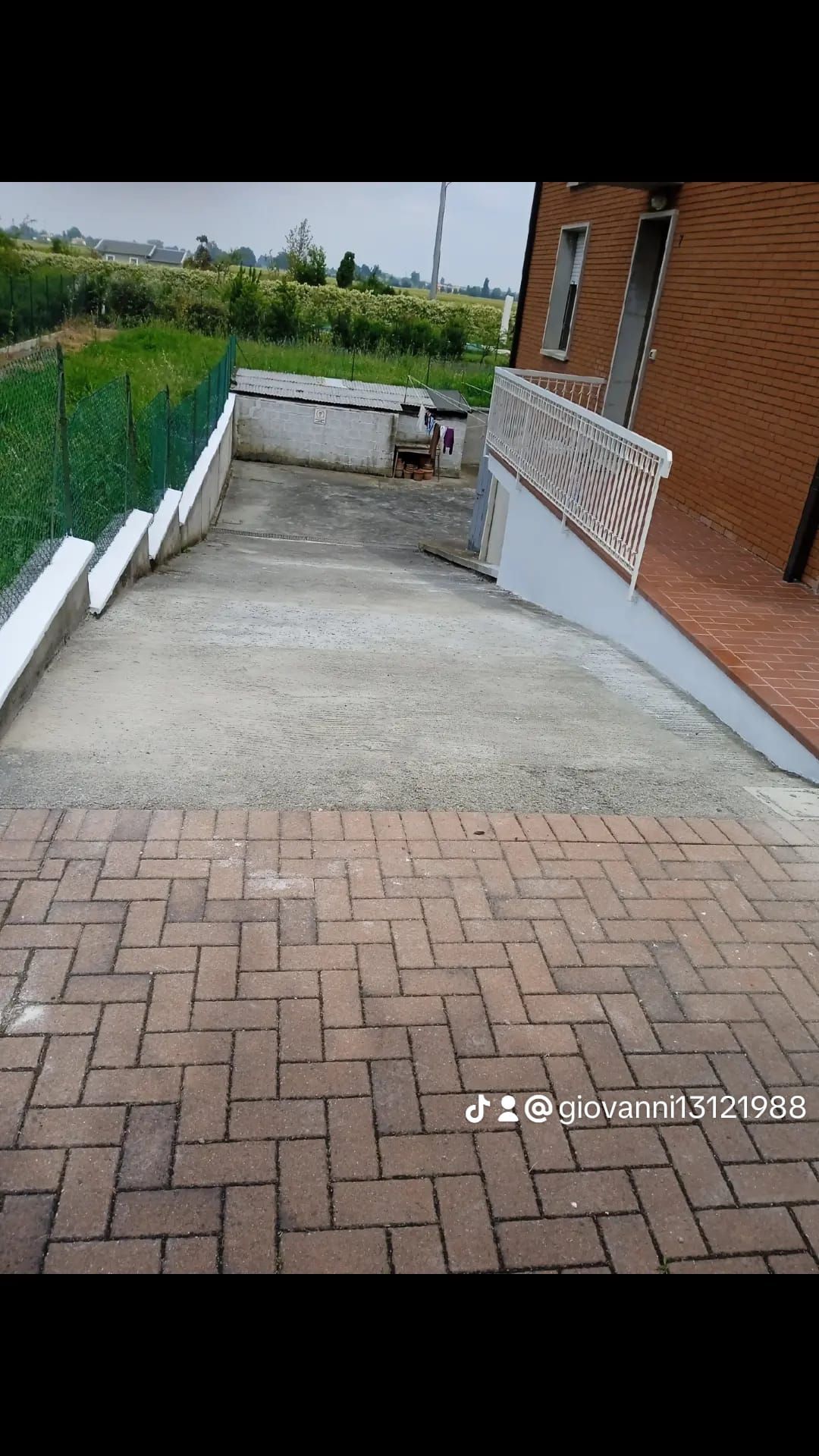 Un sentiero in mattoni che porta a una casa con una rampa