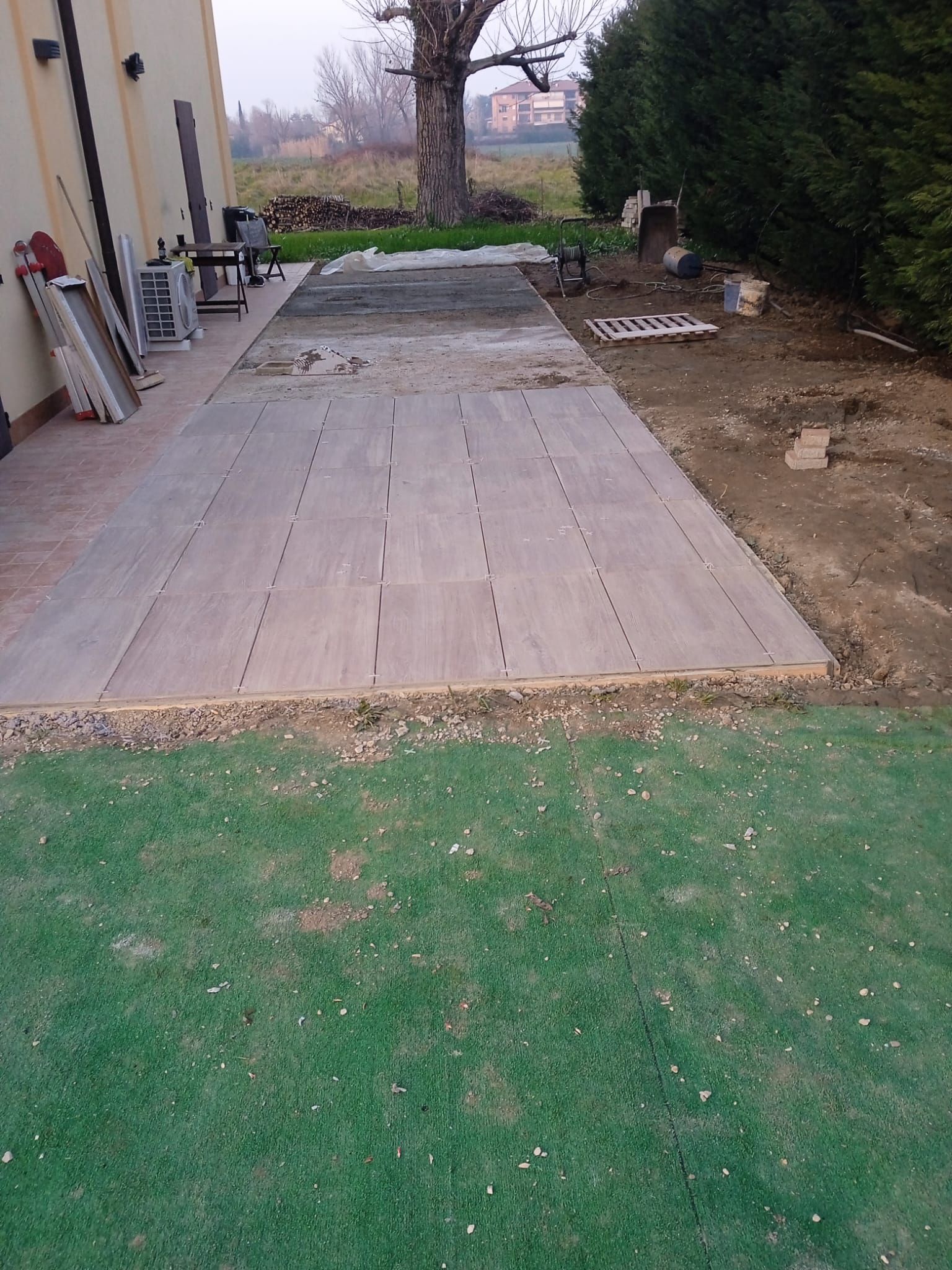 Si sta costruendo un patio nel cortile di una casa.