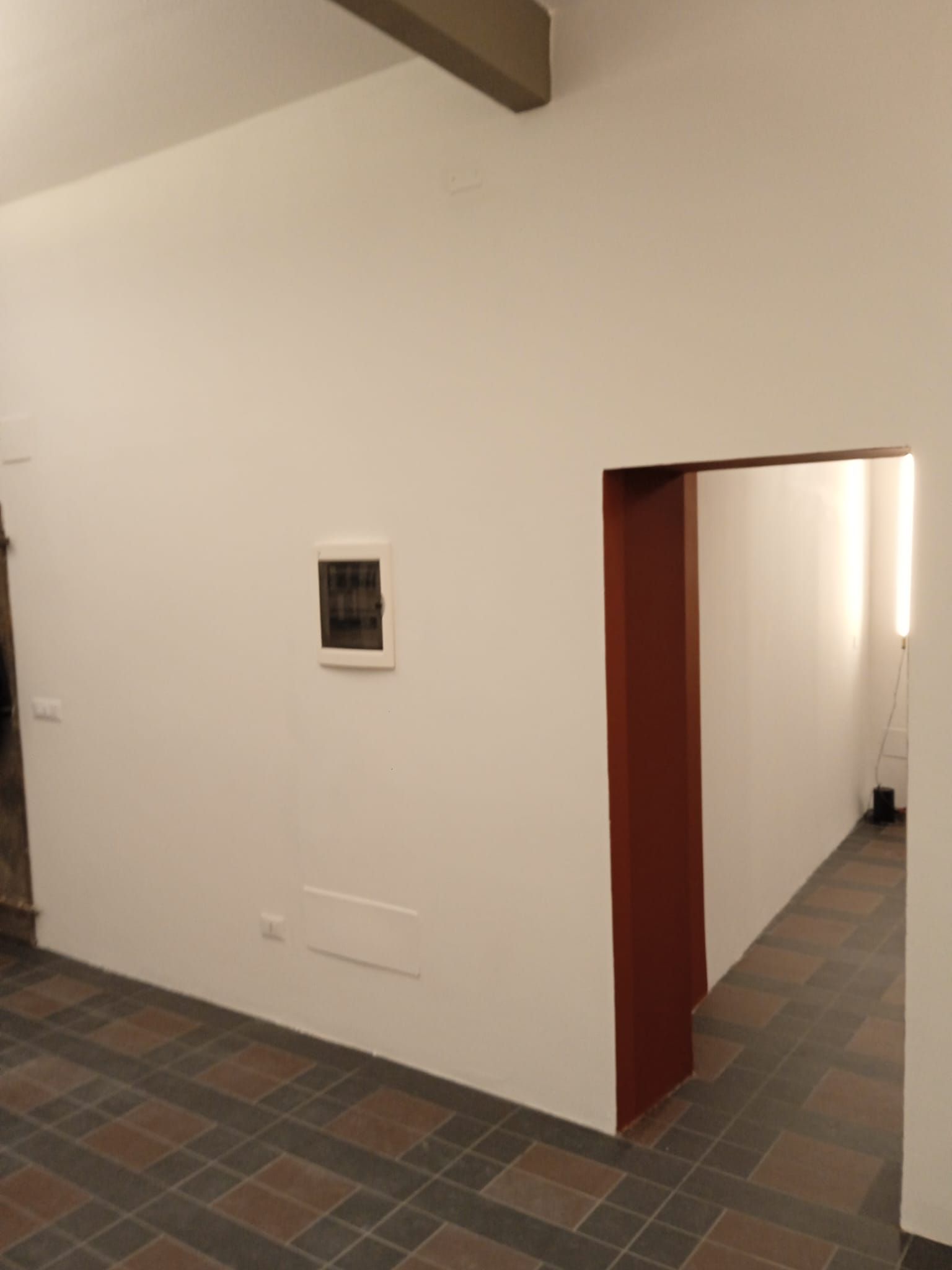 Un muro bianco con un quadro sopra