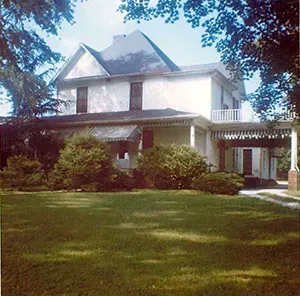 Exterior view of Mynatt Funeral home location with round about driveway Mynatt Funeral Home, Inc.