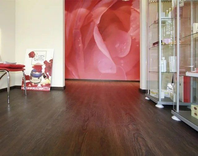 pavimento in PVC effetto legno scuro