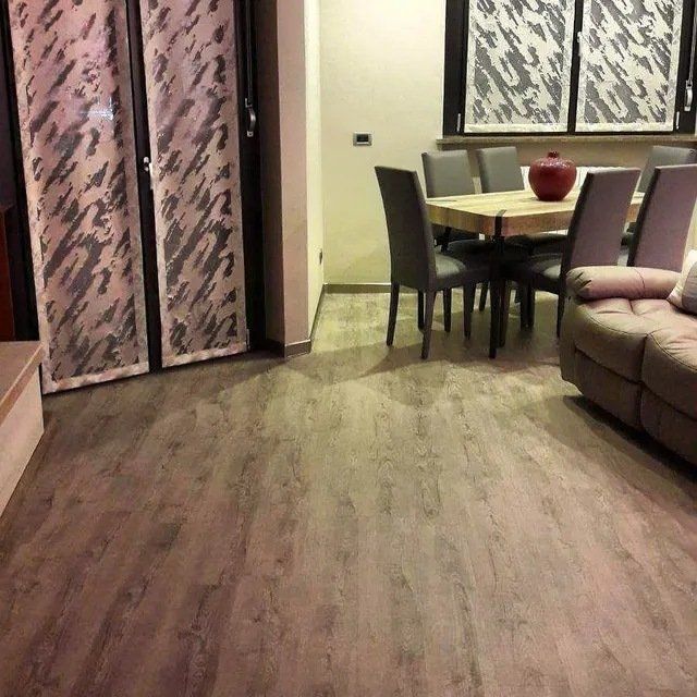 pavimento in PVC effetto legno in sala da pranzo