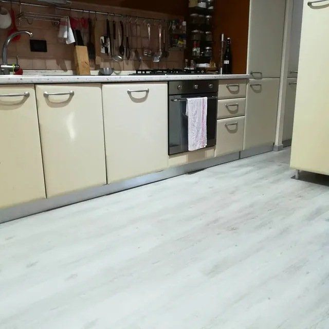 pavimento in PVC effetto legno sbiancato in una cucina