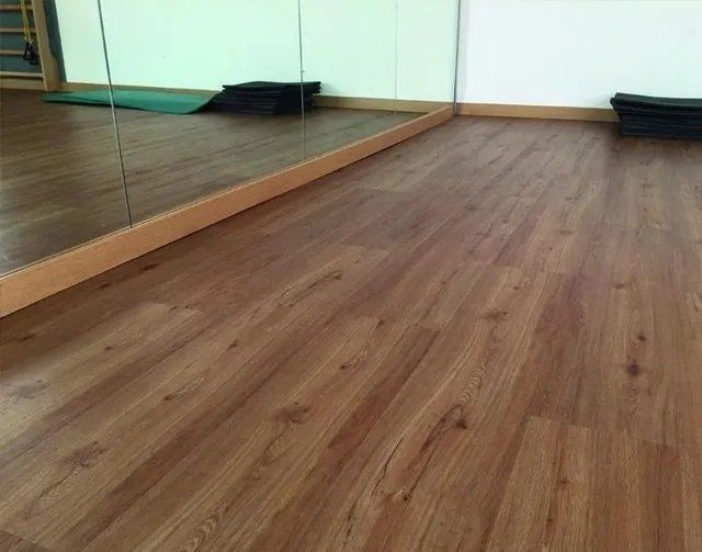 pavimento in PVC effetto legno in una palestra