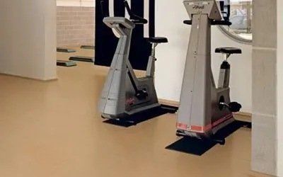 pavimento in PVC in una palestra con due cyclette