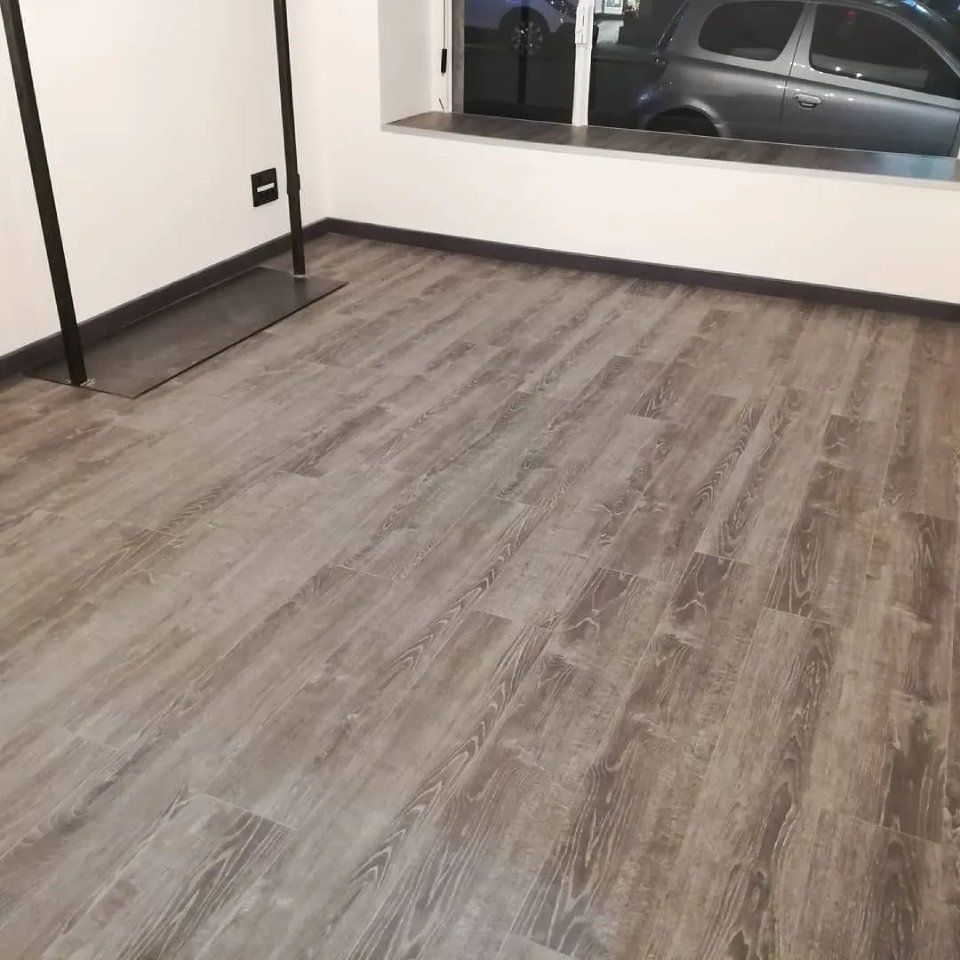 stanza con pavimento effetto legno in laminato