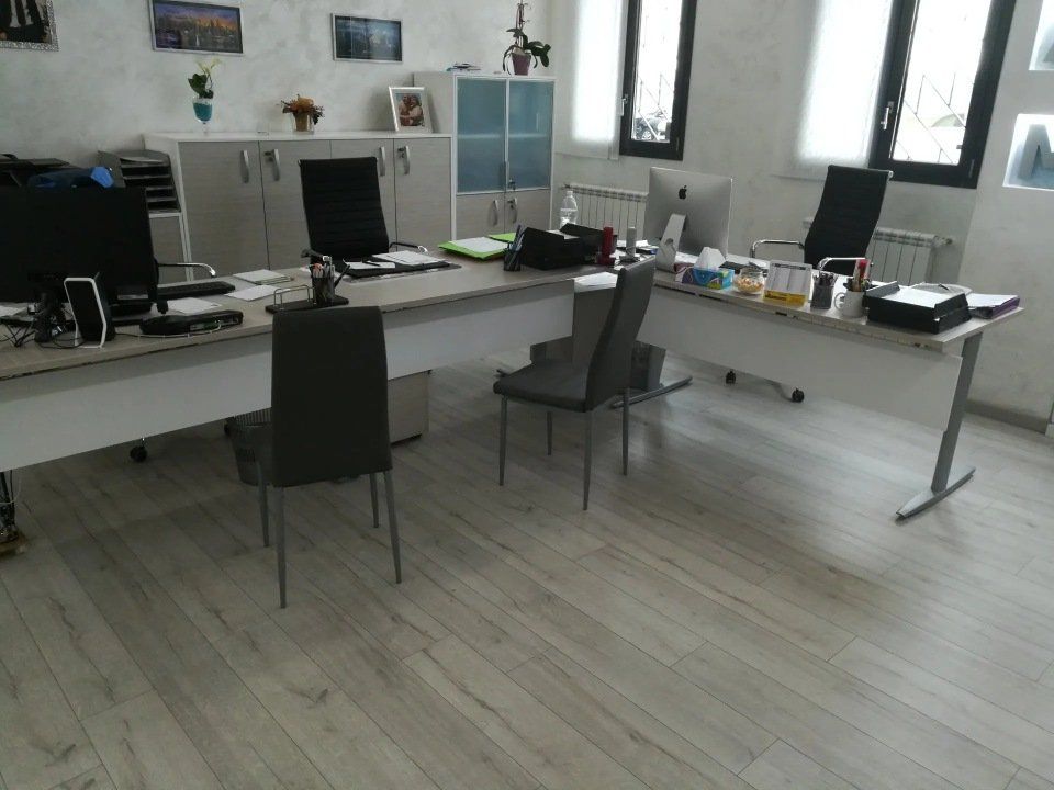 pavimento in laminato effetto legno in un ufficio