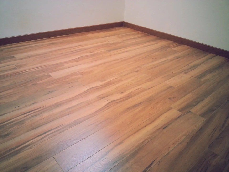 stanza con pavimento in laminato effetto legno