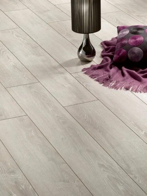 pavimento chiaro effetto legno in laminato