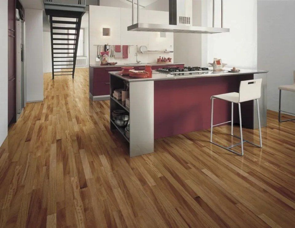 cucina con isola e parquet
