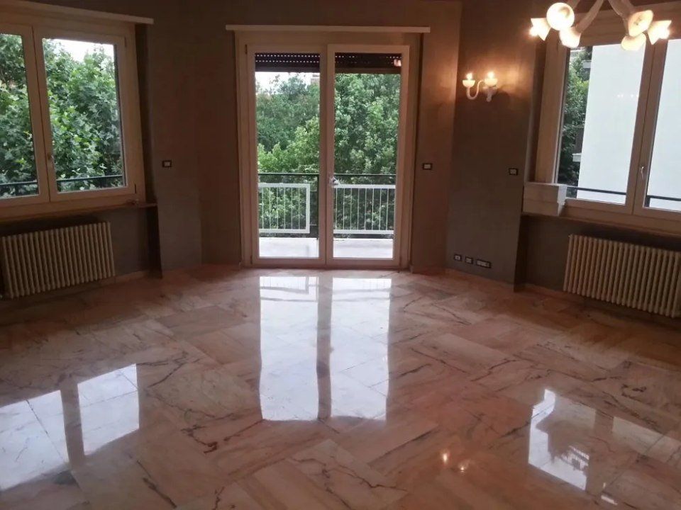 pavimento in pietra naturale dopo lucidatura