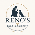 Het logo van Reno's Dog Academy toont een trainer en een zittende hond in donkerblauw onder een gouden boog.