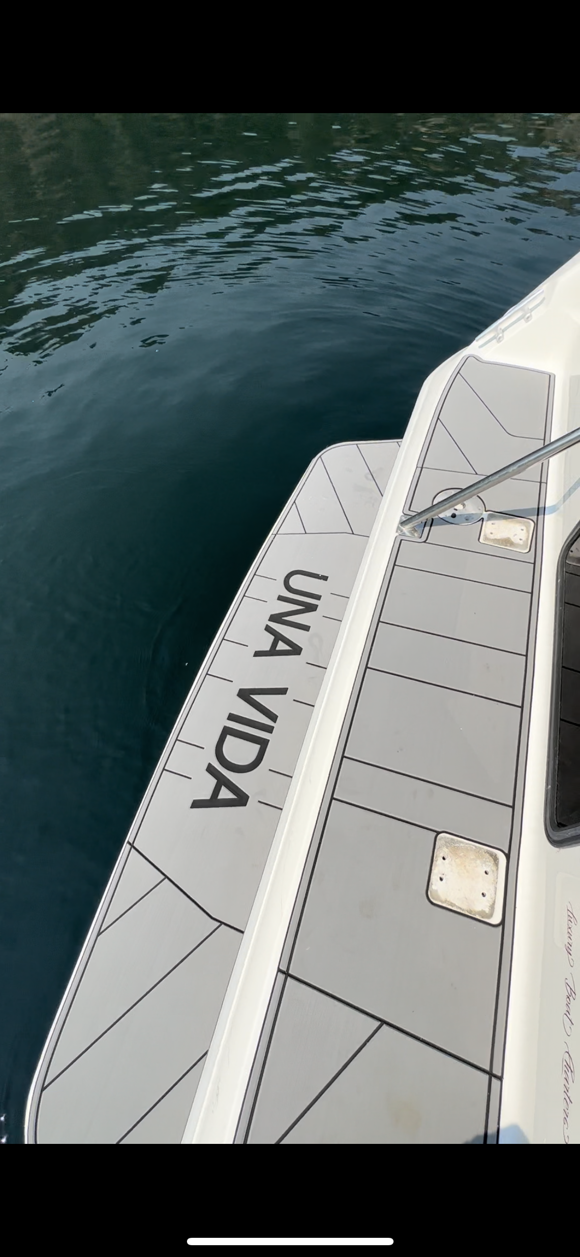 A boat with the word una vida on the side of it