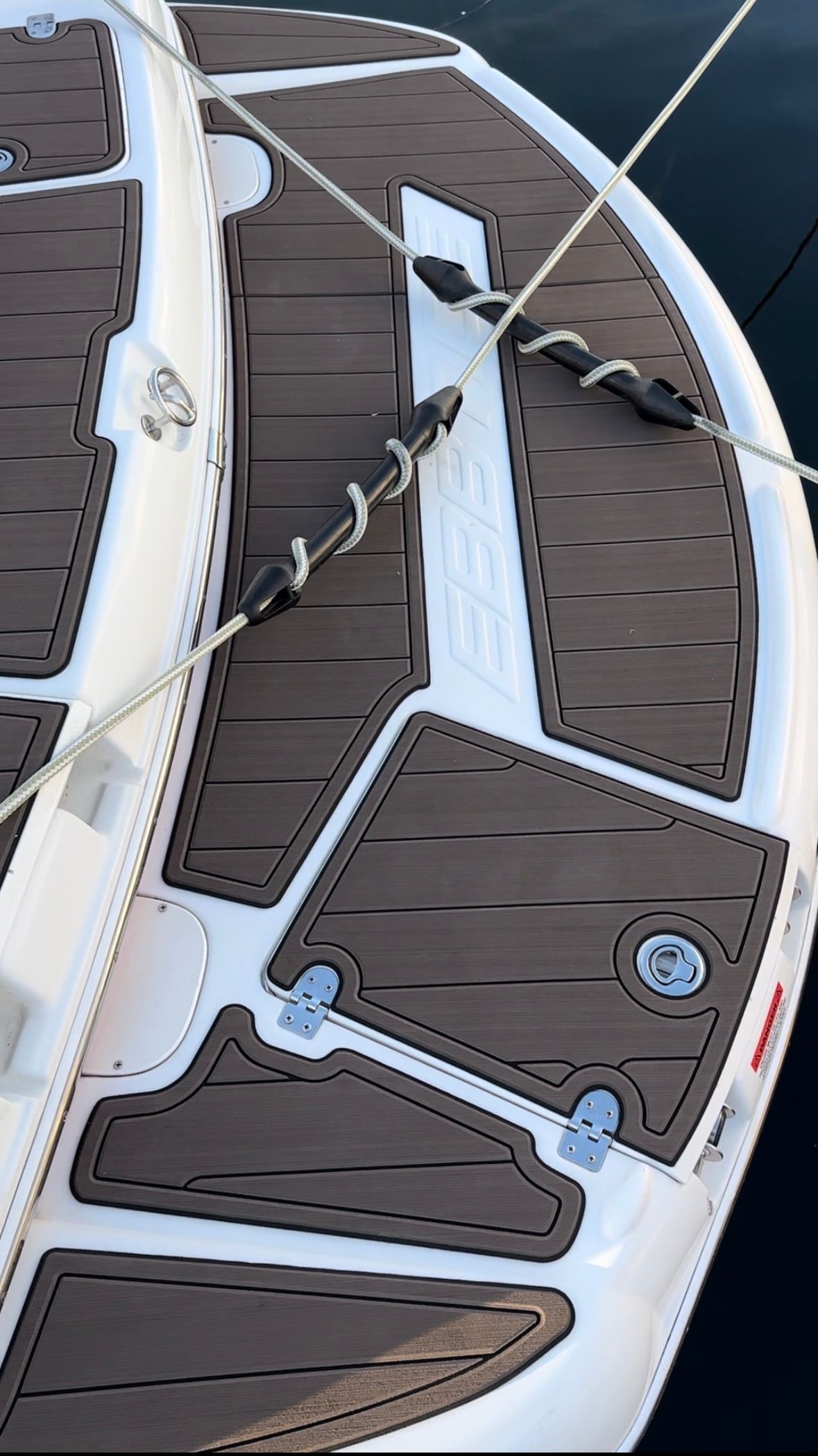 A close up of the front of a boat with a rope attached to it.