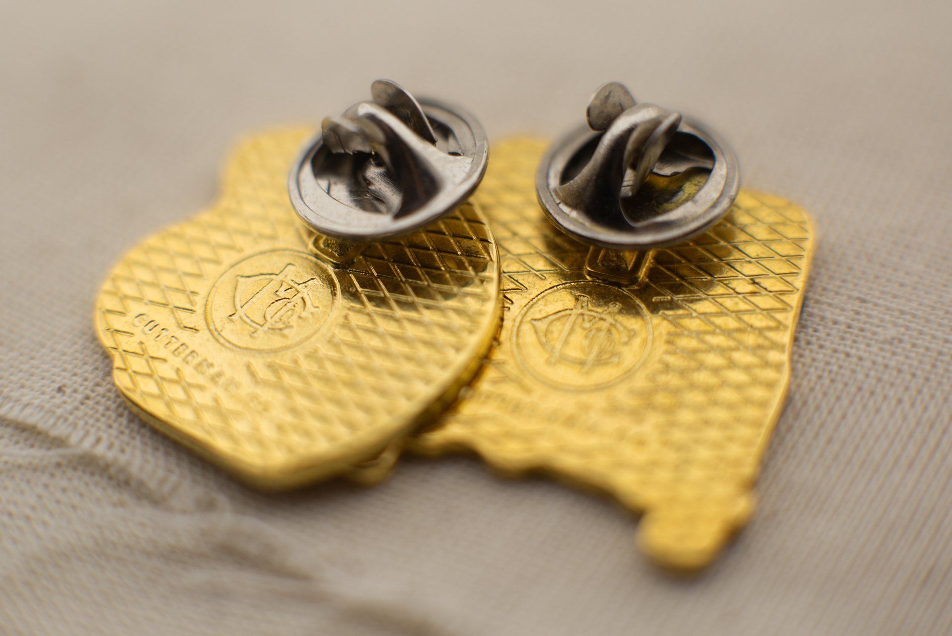 Pin com verso personalizado de metal