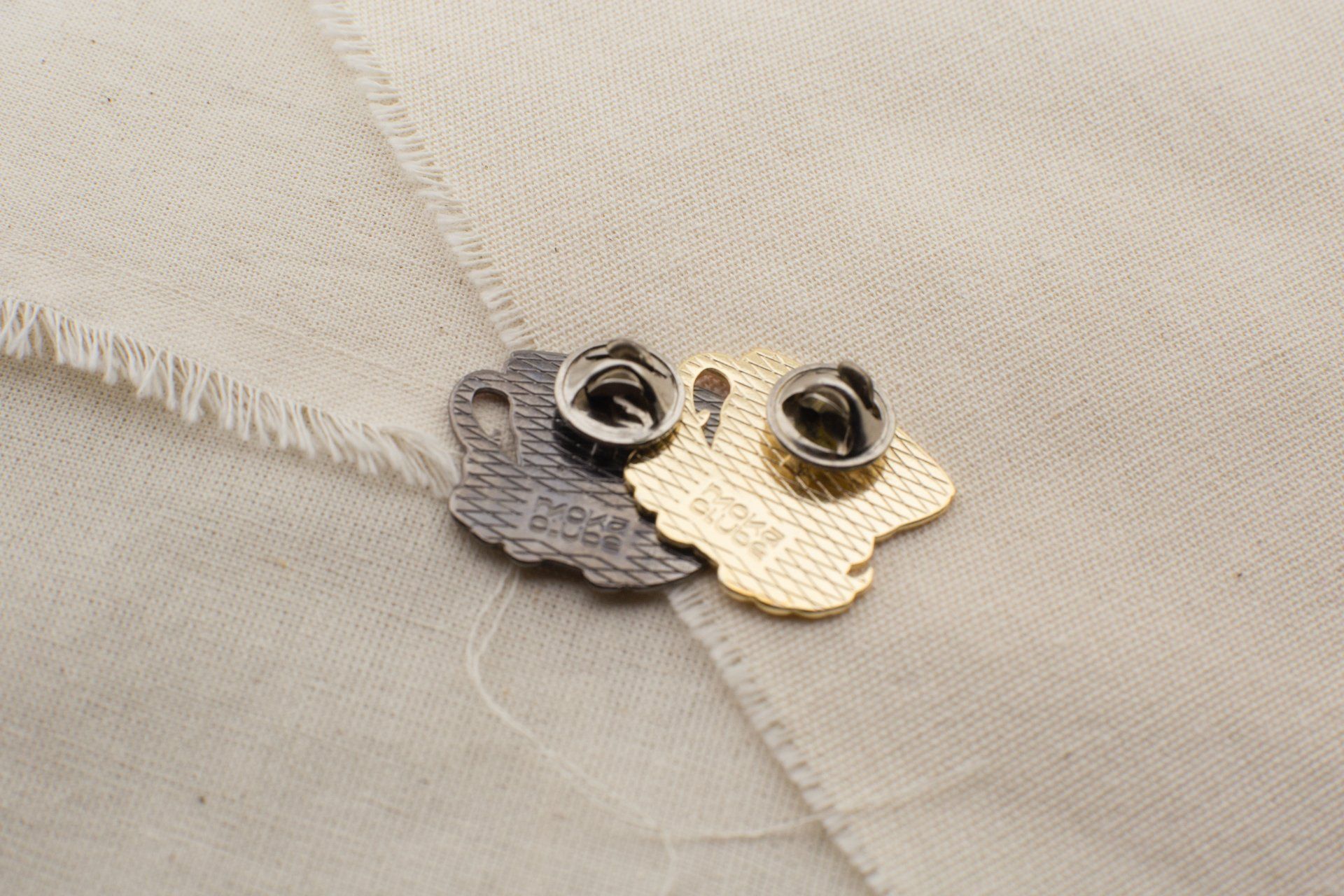 Pin com verso personalizado de metal 