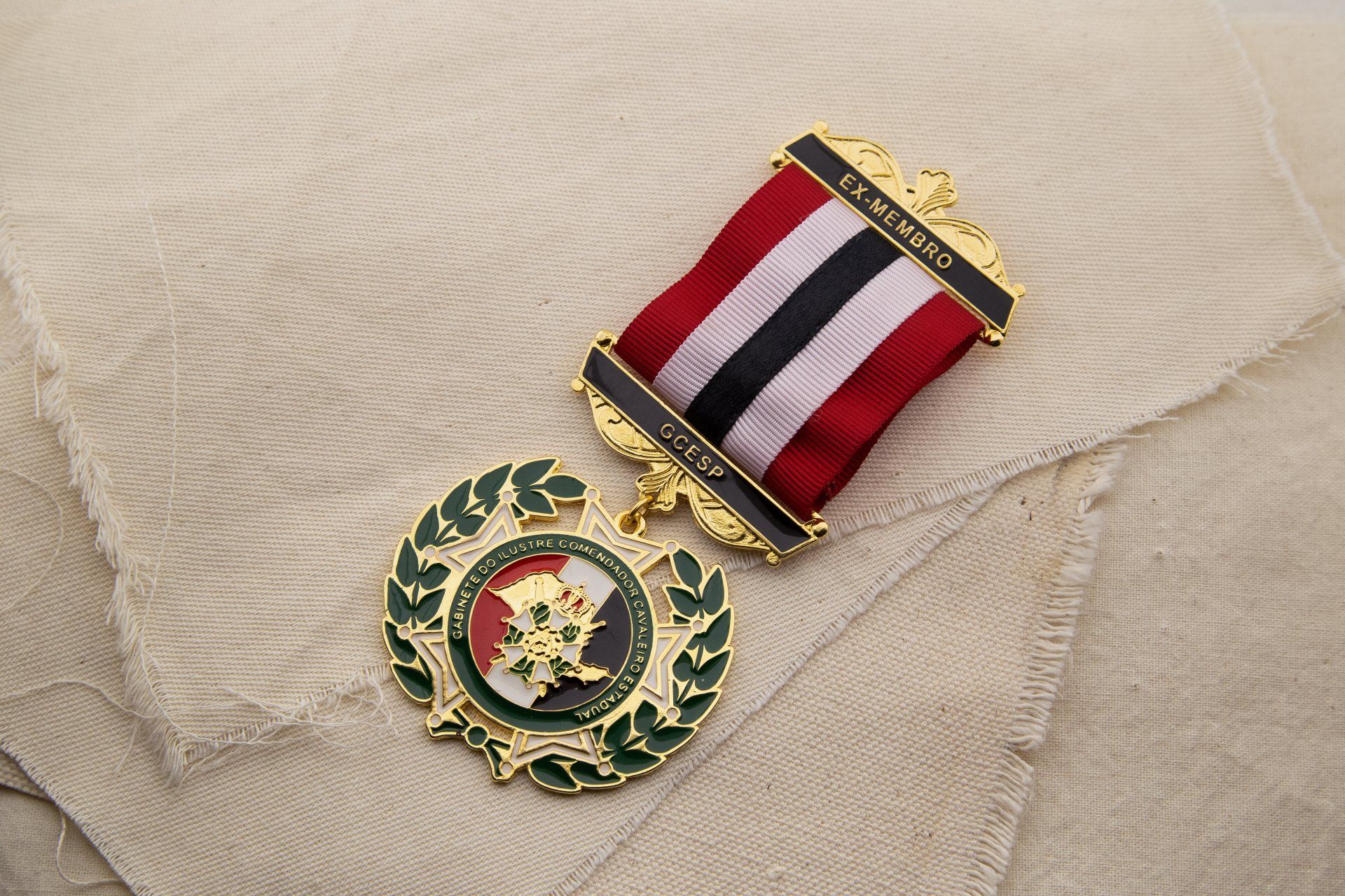 Comenda personalizada de metal