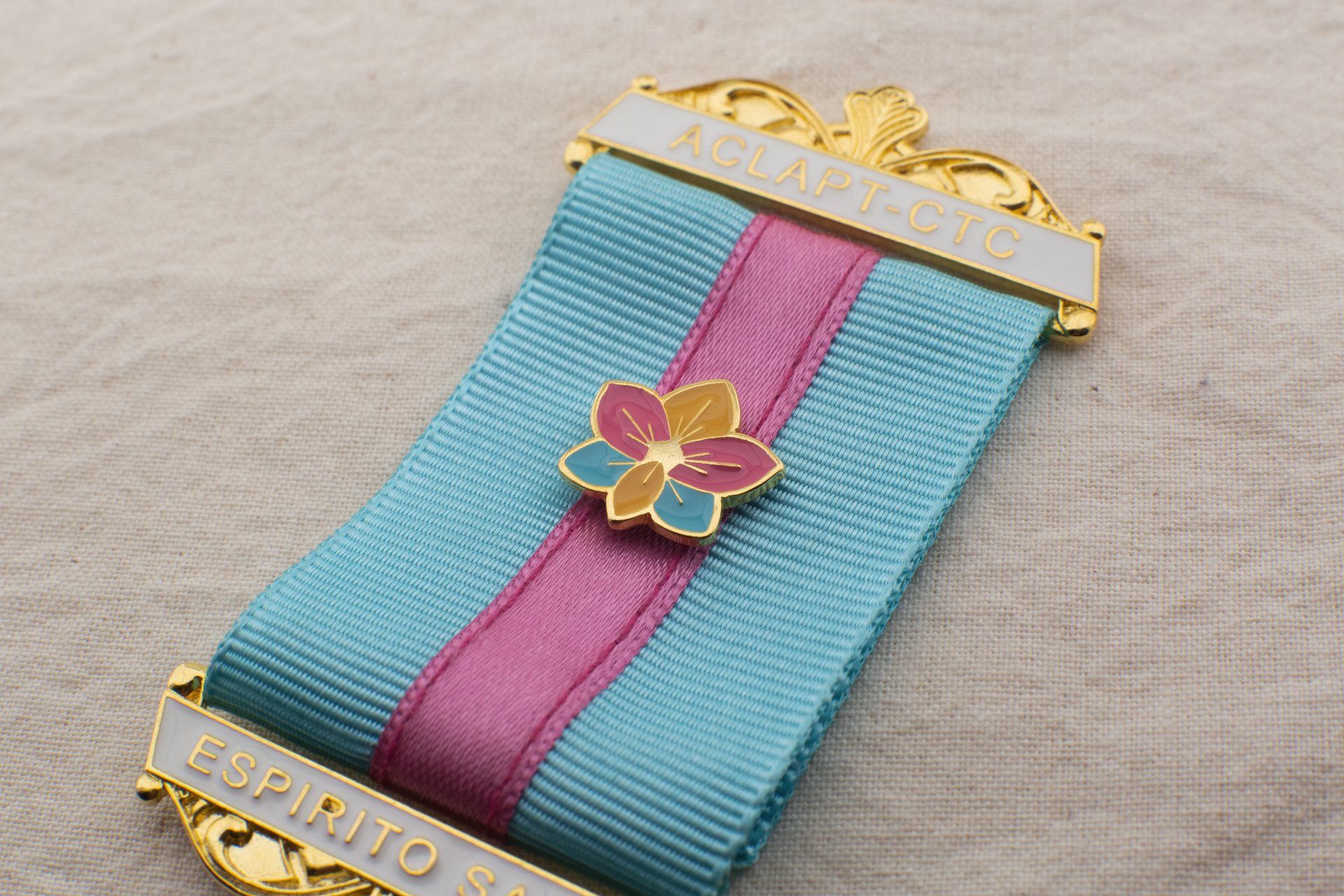 Comenda com barrete personalizado de metal