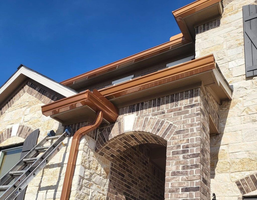 A ladder is sitting on the side of a brick building.