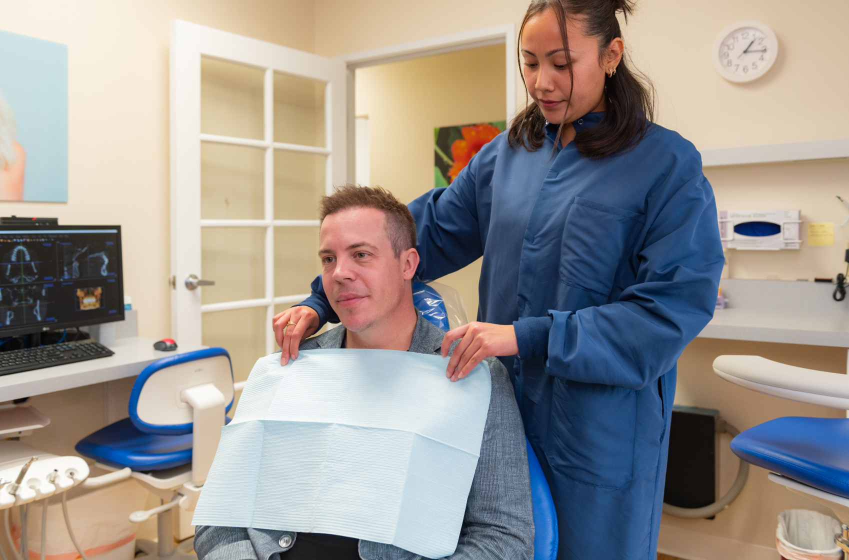 An elderly couple is preparing a salad together in the kitchen.