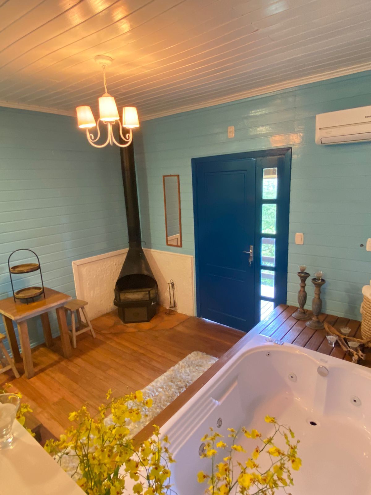 Uma sala de estar com jacuzzi e lareira.