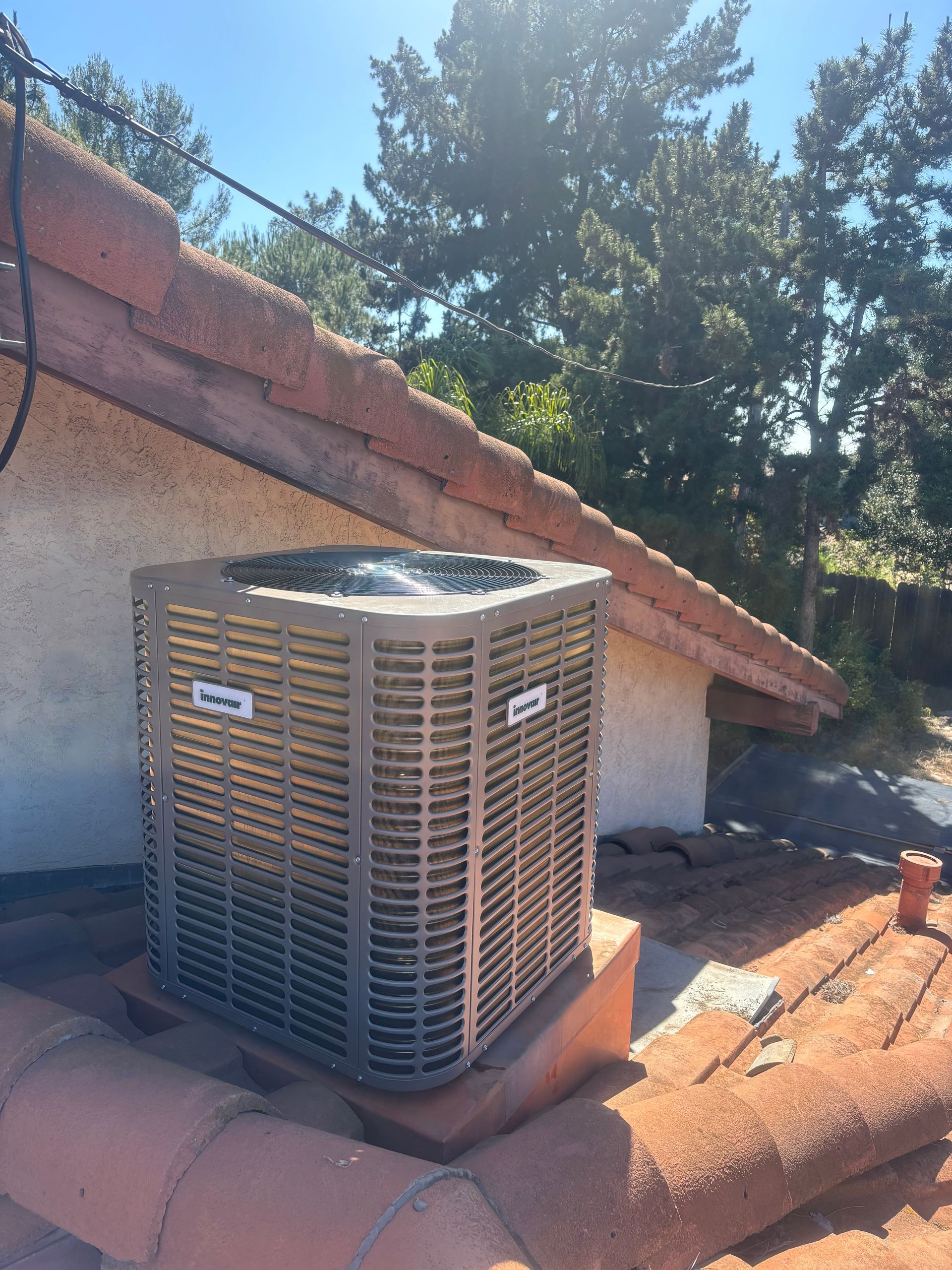 A large air conditioner is sitting on top of a roof.