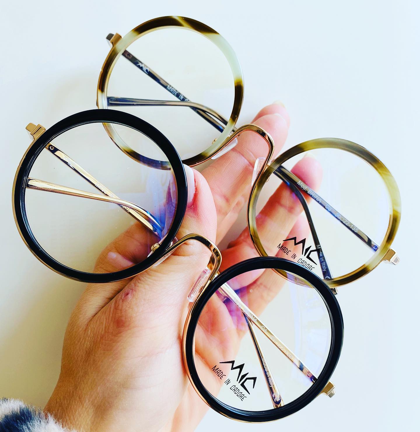 due paia di occhiali da vista con montatura tonda