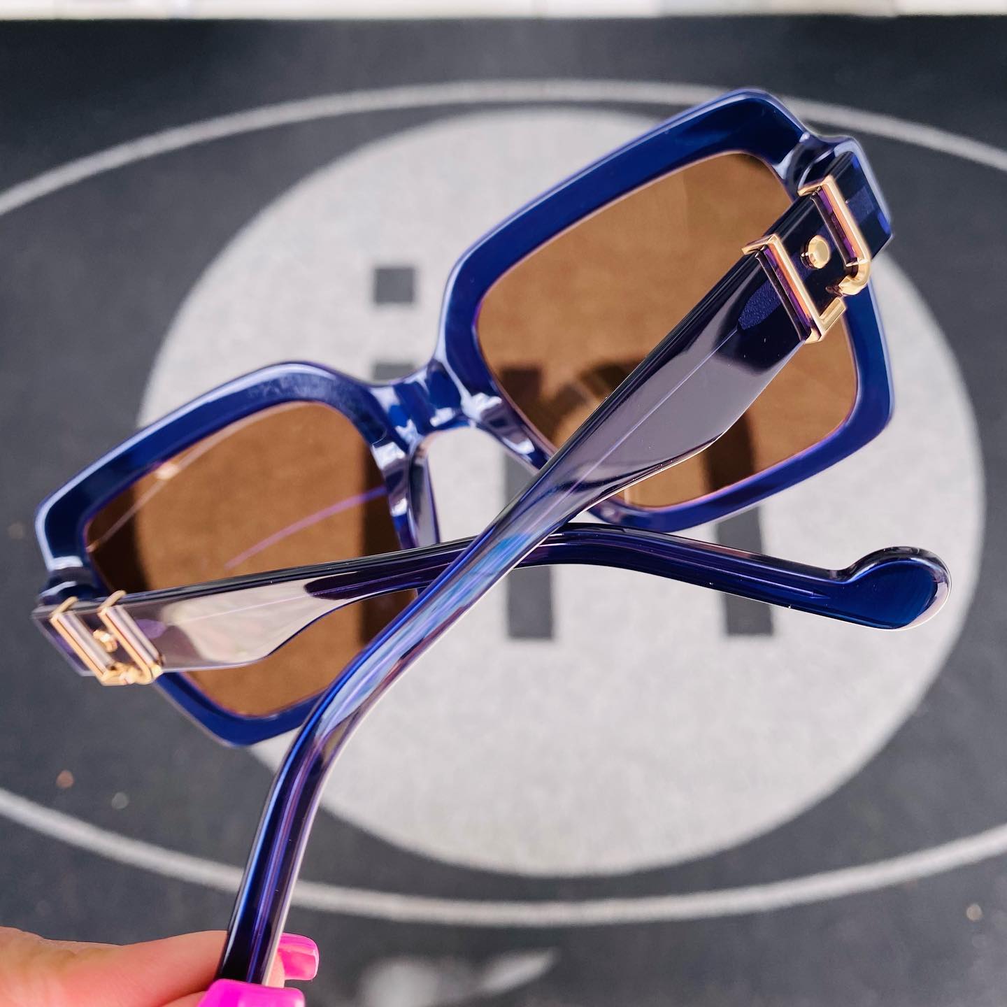 occhiali da sole con la montatura blu